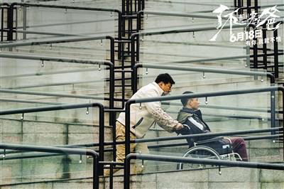 影片中，儿子失明后，父亲假扮成哑巴护工接近、照顾他，修复濒临崩溃的父子关系