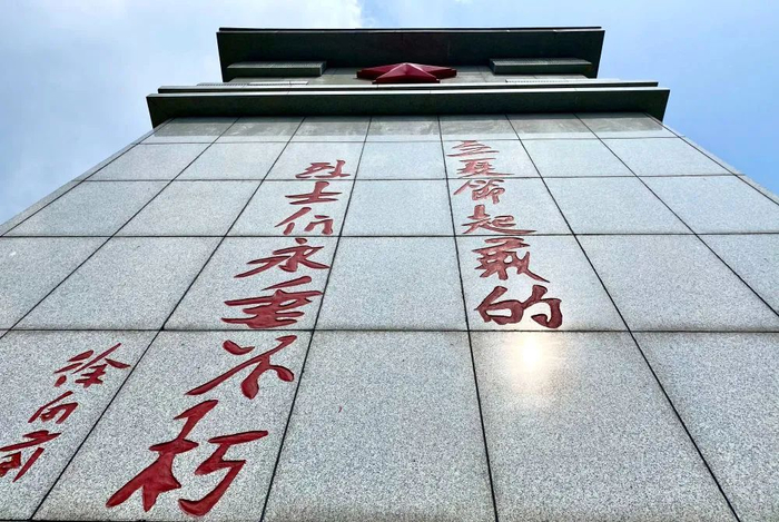 斑竹园镇的立夏节起义烈士纪念碑。记者李亚彪摄