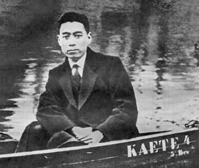 　　周恩来青年时在柏林一座公园游船上的照片。资料图片