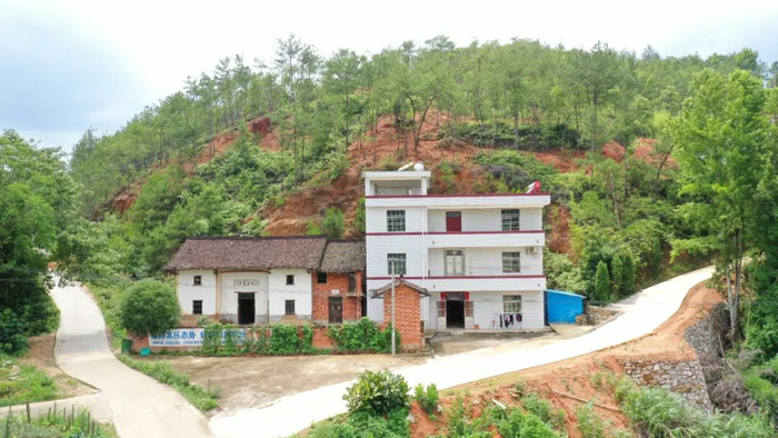 陈侦山孙子陈庄奎家里三栋房子对比。（左为80年代、中为90年代，右为2014年所建新房）陈鹏摄