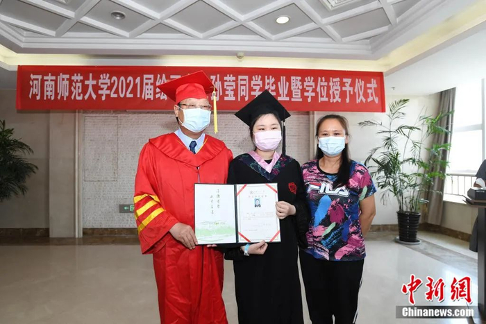 图为在妈妈的陪伴下，孙莹获得学士学位证书。李昂 摄