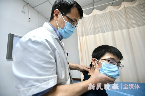 图说：医生根据患者的情况提供个性化服务，每个人推拿时长并不一样