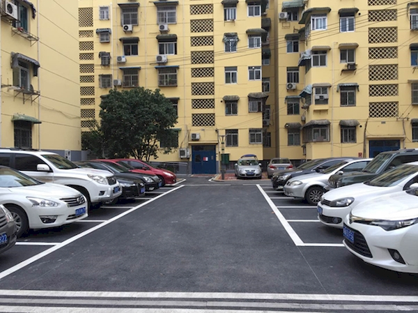 　　合肥市庐阳区老旧小区改造后整齐的小区停车场。庐阳区民生办供图