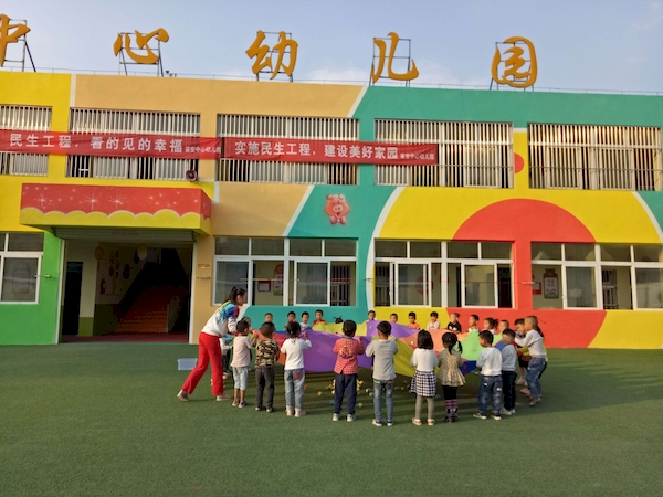 　　安徽宿州市埇桥区，孩子们在改造一新的幼儿园里做游戏。埇桥区委宣传部供图