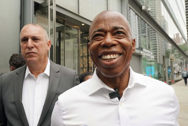 纽约市布鲁克林区区长埃里克·亚当斯（右）（美媒图）