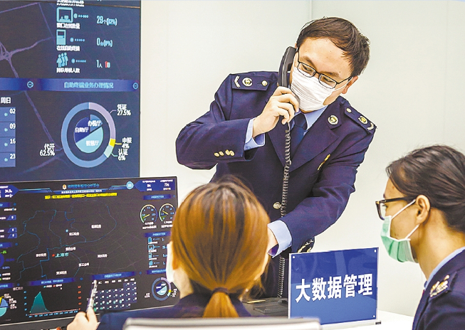 国家税务总局上海市虹口区税务局充分发挥大数据优势，助力减税降费精准落地。杨曙光摄