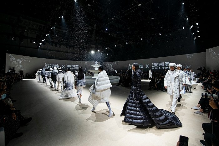 波司登与国际知名设计师高缇耶合作系列秀场