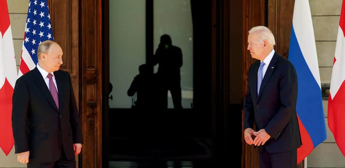  6月16日，美国总统拜登（右）和俄罗斯总统普京在瑞士日内日瓦举行会晤。图/彭湃影像