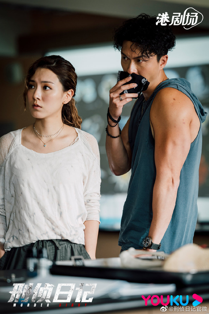 王敏奕（左）饰演方菀芊