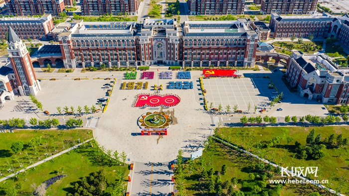 《岁月征程》MV拍摄现场。唐山工业职业技术学院/供图