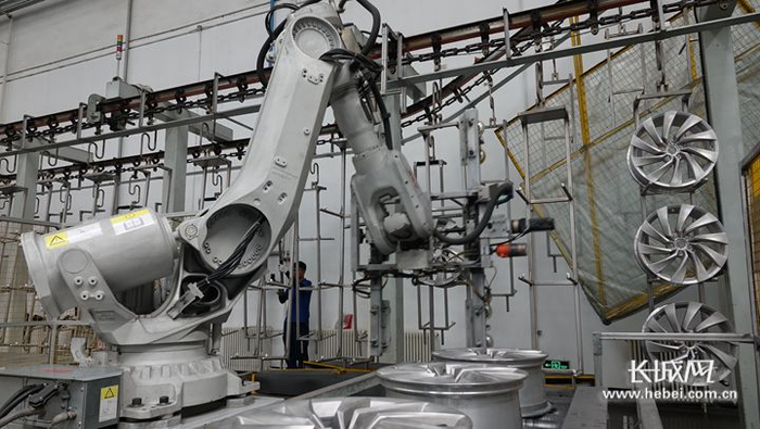 戴卡兴龙公司智能机器人生产线。长城网记者 张嘉琪 摄