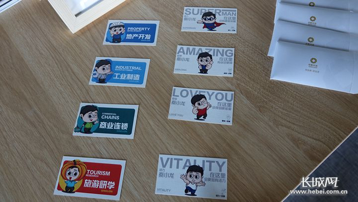 中秦兴龙公司地产开发、工业制造、商业连锁、旅游研学等不同领域的卡通形象“秦小龙”。长城网记者 吴新光 摄