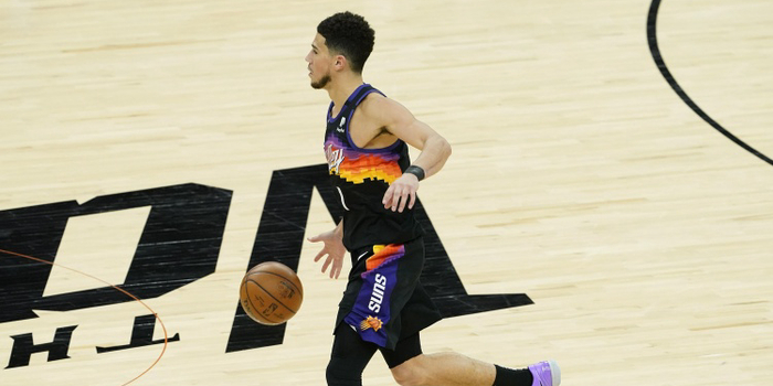 布克热火战术地位全面提升成为球队进攻核心引领全新打法体系