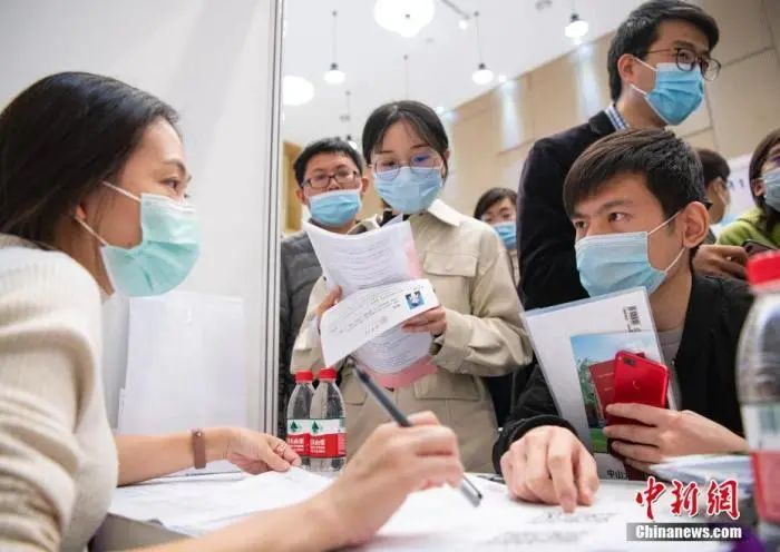 资料图：高校毕业生大型就业洽谈会。中新社记者 侯宇 摄
