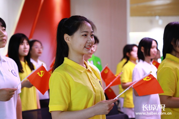 《岁月征程》MV拍摄现场。唐山工业职业技术学院/供图