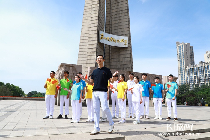 《岁月征程》MV拍摄现场。唐山工业职业技术学院/供图