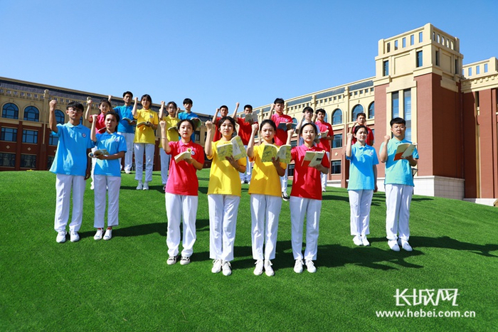 《岁月征程》MV拍摄现场。唐山工业职业技术学院/供图