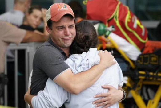 ▲一对夫妇在等待幸存者消息时拥抱 图据：美联社