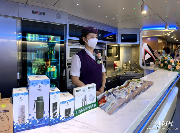 乘务员在餐车为旅客服务。长城网记者 张艺萌 摄