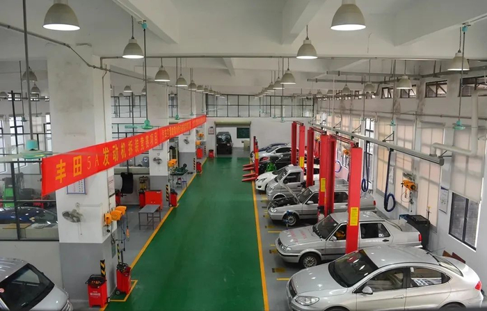 东莞技师学院与知名企业共建的学习型工厂。（资料图片）