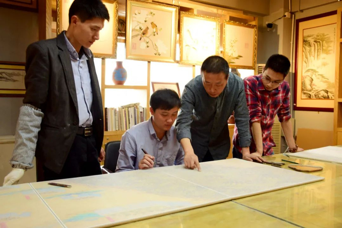 在唯美陶瓷的技师工作站，国家级技能大师杨晓光在教授学徒。经济日报记者郑杨摄