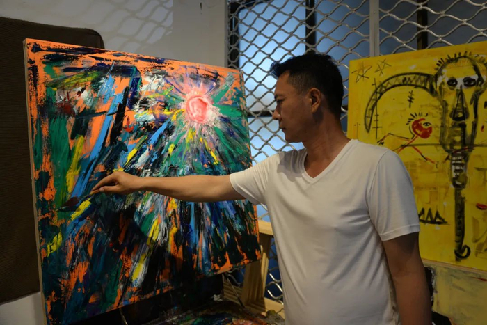 ▲在喀麦隆雅温得，黄建兵以日出为主题作画。新华社记者 乔本孝 摄