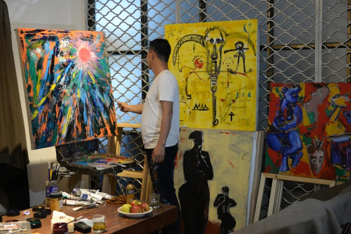 ▲在喀麦隆雅温得，黄建兵以日出为主题作画。新华社记者 乔本孝 摄