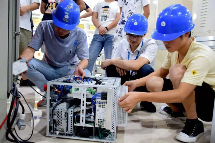 智通学员在智能制造实训车间进行实操。经济日报记者郑杨摄