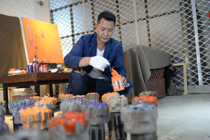 ▲在喀麦隆雅温得，黄建兵利用矿山钻头即兴创作。新华社记者 乔本孝 摄