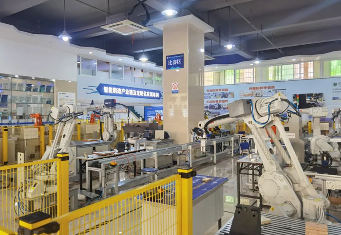 智通公司的智能制造实训车间。经济日报记者郑杨摄