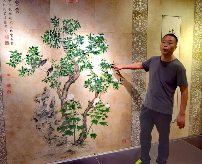 唯美陶瓷的国家级技能大师杨晓光展示其工作室创作的文化陶瓷作品。经济日报记者郑杨摄