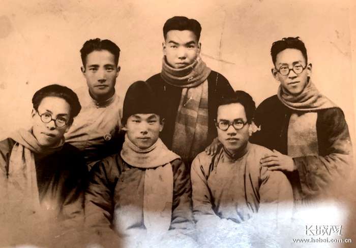 右一为青年时期的张寒晖。长城网记者 许晓星 摄