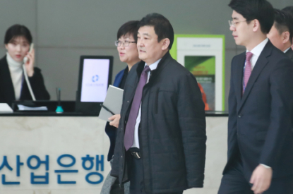 图为青岛双星集团董事长柴永森在韩国（图片来源韩国先驱报）