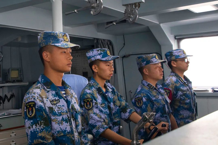 官兵认真操纵舰艇