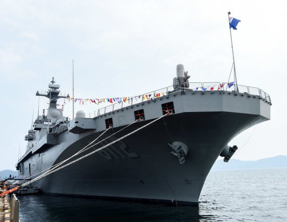 韩国海军在韩国镇海基地为“独岛”级两栖攻击舰二号舰“马罗岛”号举行服役仪式 图源：韩国海军