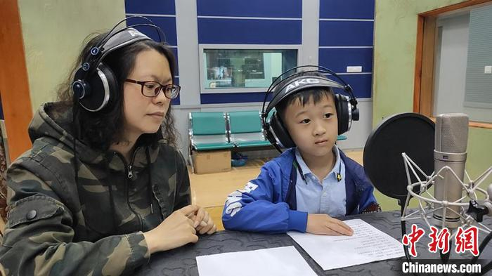 小配音演员在录音棚里练习为影片《天堂电影院》配音。　长影译制片厂供图