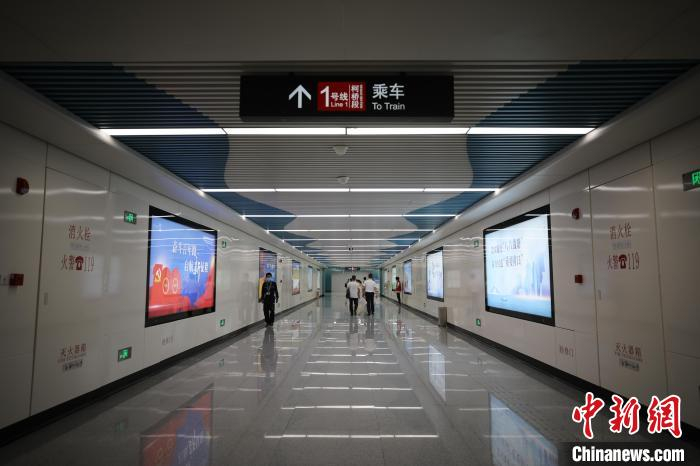 绍兴轨道交通1号线柯桥段乘车通道。 方建飞 　摄