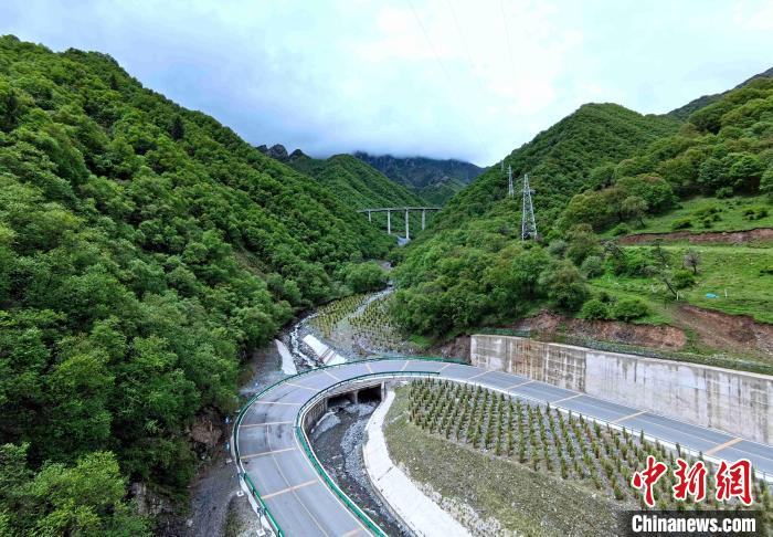 图为扎碾公路一隅。　李隽 摄