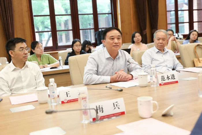 ▲ 上海工商界爱国建设特种基金会理事长范永进