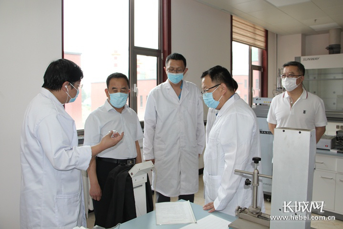 河北省药监局负责人到河北省药械院检查抗疫物资检验工作。河北省药械院供图