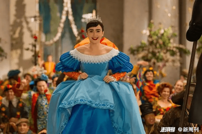 莉莉 · 柯林斯饰演的白雪公主，由于外形最贴合原著形象，受到了很多观众的认可。/《白雪公主之魔镜魔镜》剧照