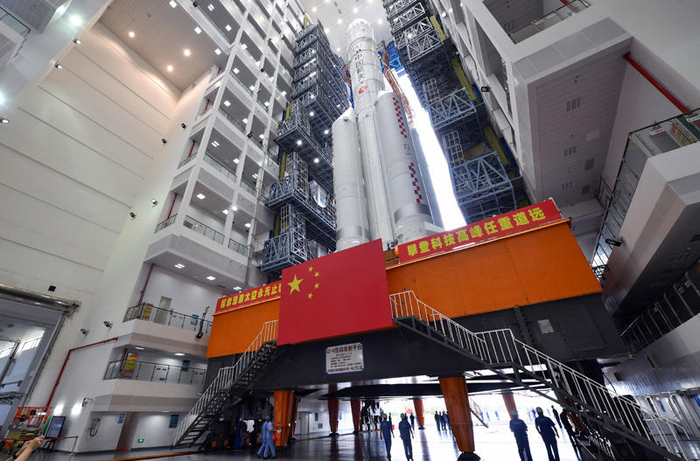 执行嫦娥五号任务的长征五号遥五运载火箭。图据新华社