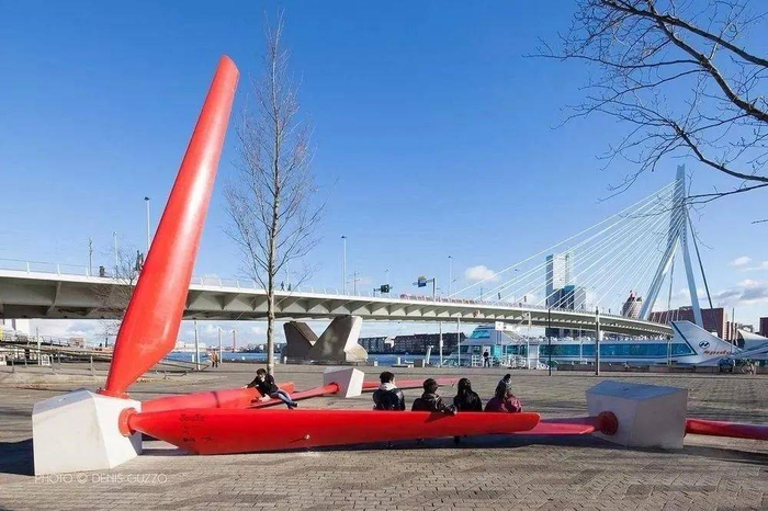 退役的叶片制成的长椅（图片来源：The-village）