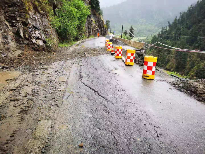 △国道227线甘孜州新龙段路基缺口
