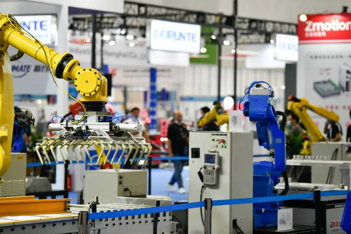 6月3日在天津工博会上拍摄的工业机器人。当日，第十七届中国（天津）国际装备制造业博览会在天津梅江会展中心开幕。新华社发（孙凡越 摄）