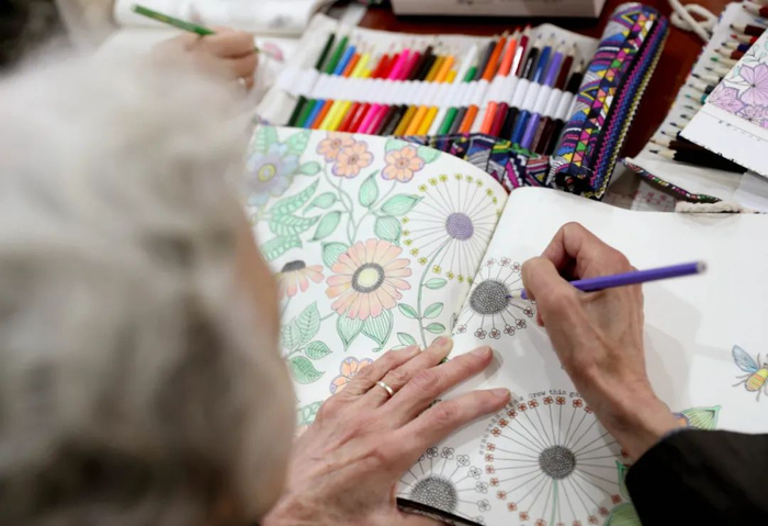 2020年11月24日，在上海市静安区江宁路街道爱老家园，在专为轻度和中度认知障碍的老年人开设的“爱老家园”集中康复课堂上，一位老年人在通过图画填色进行康复训练。新华社记者刘颖 摄