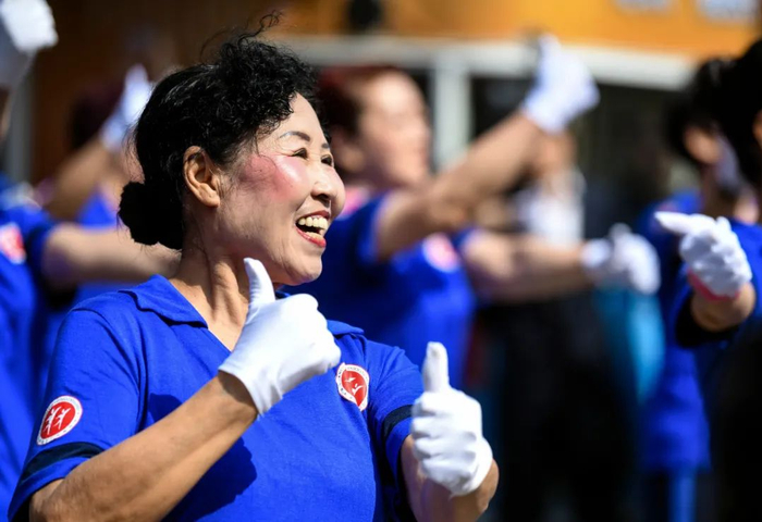 2019年4月24日，在乌鲁木齐大巴扎步行街，中老年参赛选手在启动仪式上展演健身舞。新华社记者王菲 摄