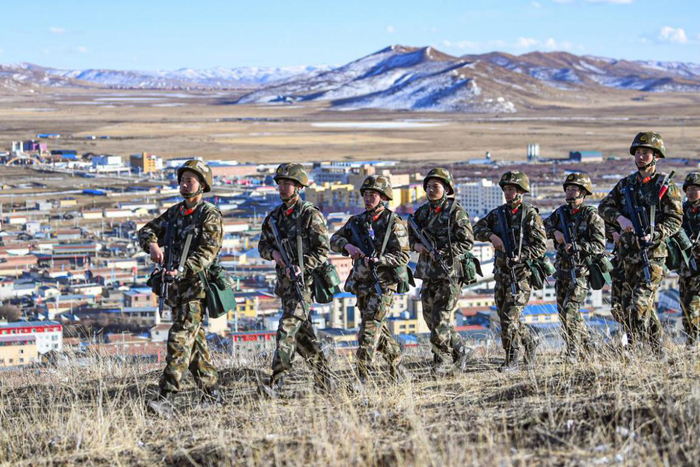 （官兵守护雪域高原）