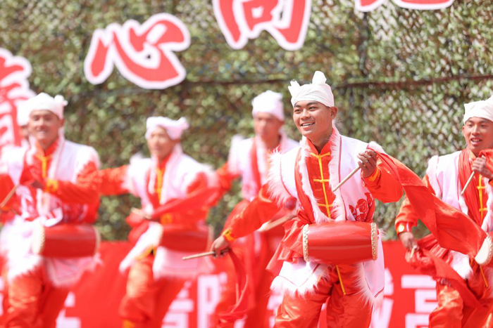 （官兵们组织文艺汇演庆祝建党百年）