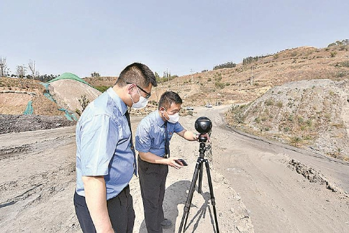 　　　图为昆明市检察院干警在宜良矿渣堆场，使用全景摄像头进行现场勘验取证。　管桥江摄